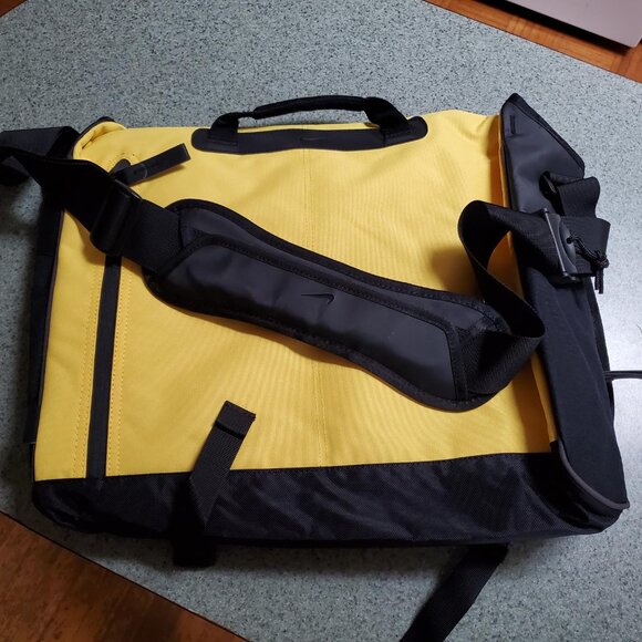 NWT Nike Livestrong Challenge Laptop Messenger Bag - Picture 2 of 6